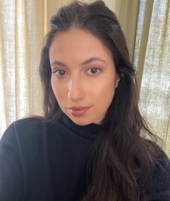 Rebecca Iloulian's selfie wearing the cult-favorite lipstick that looks good on everyone