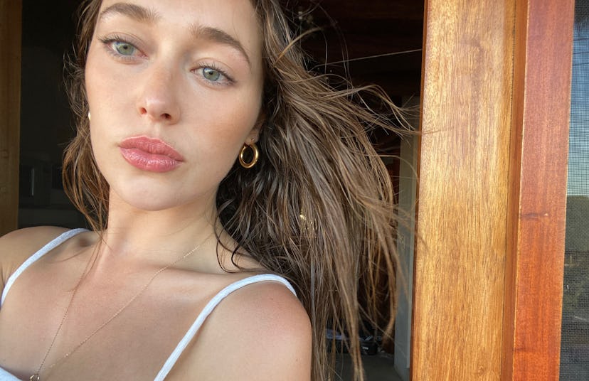 Alycia Debnam-Carey posing in a natural lightning with her flawless skin.