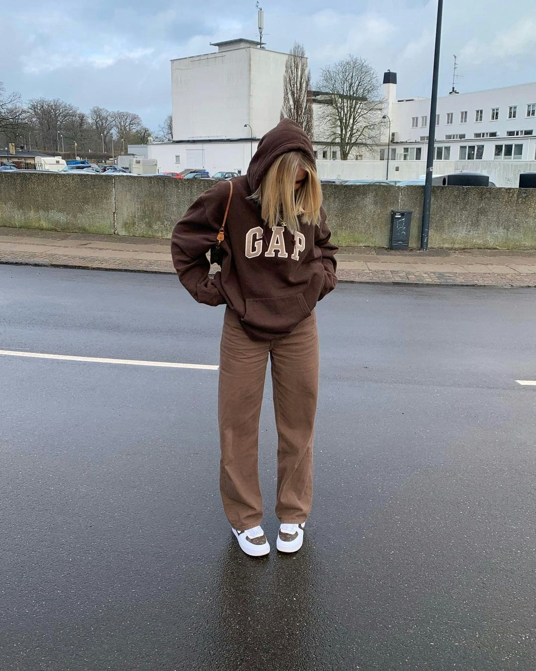 gap sweatshirt outfit