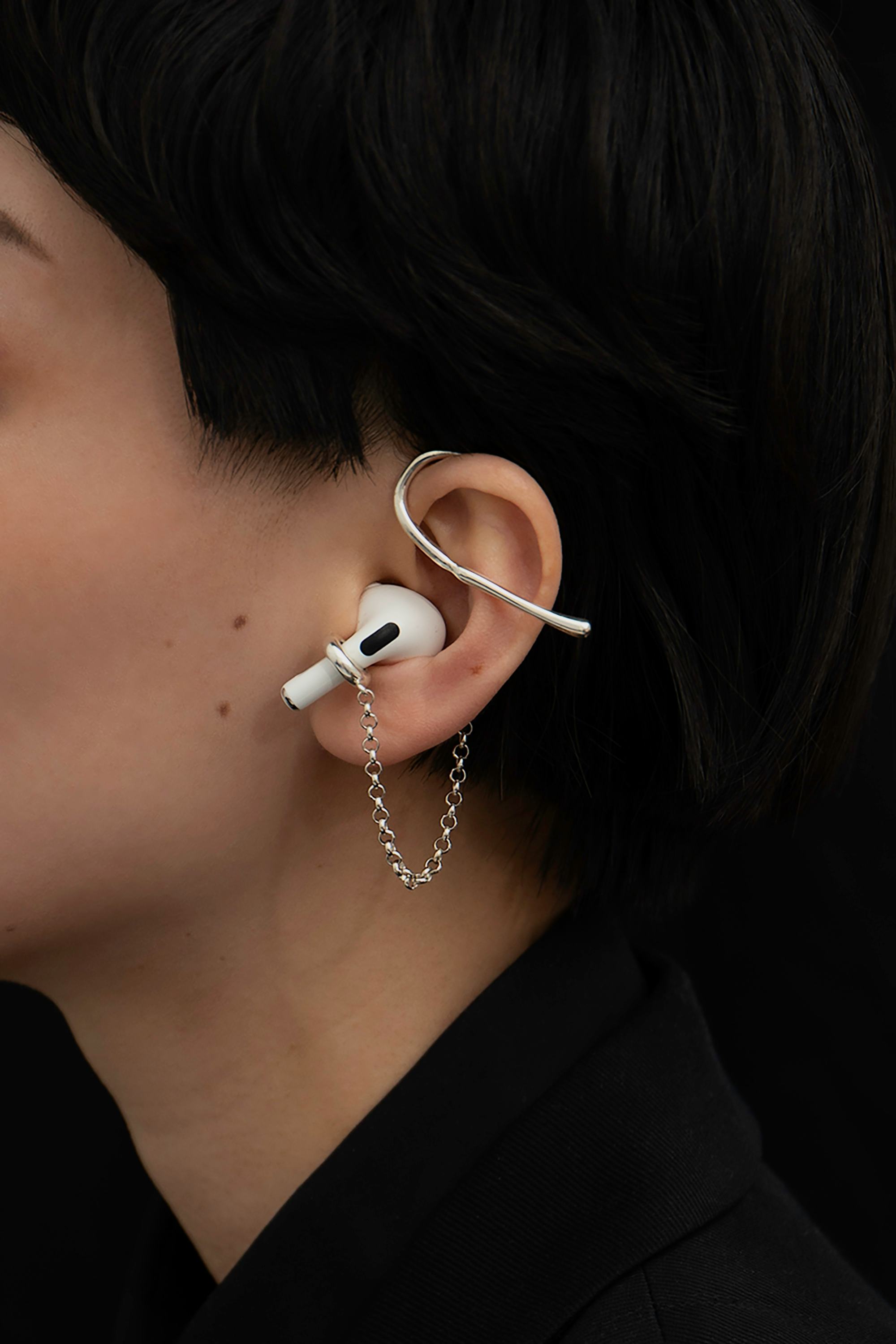 An ear cuff by Mara Paris which is able to hold your AirPods. It functions as both holding ring and ...