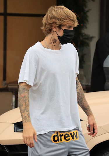 Justin Bieber wearing a face mask