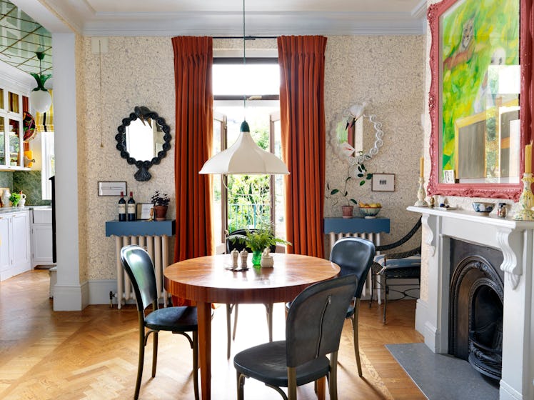 Heuman’s breakfast room in London with two mirrors on the wall with a balcony door in the middle 