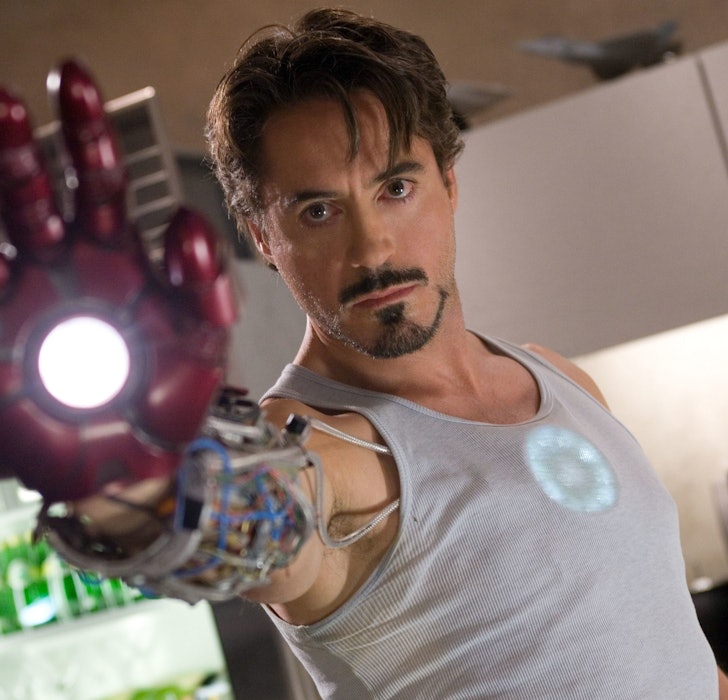 Robert Downey Jr. como Homem de Ferro testando sua luva