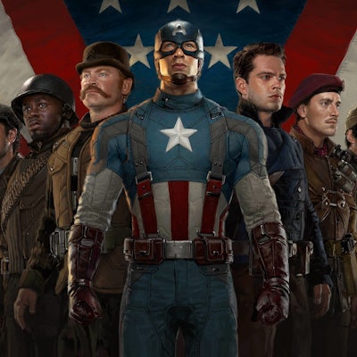 Personagens do Capitão América: o primeiro vingador posando em frente à bandeira dos EUA