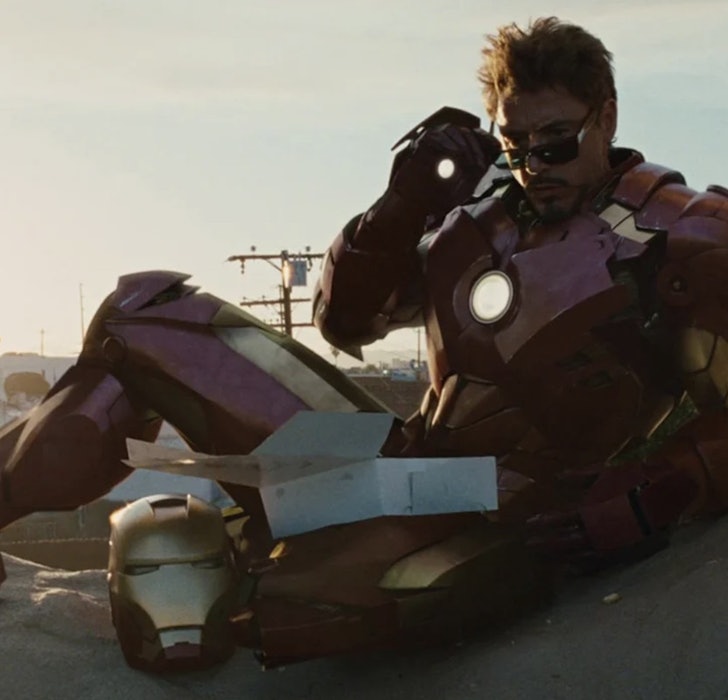 Iron Man siedzący na samochodzie w okularach przeciwsłonecznych w Iron Man 2