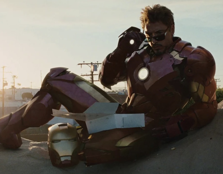 Iron Man siedzący na samochodzie w okularach przeciwsłonecznych w Iron Man 2