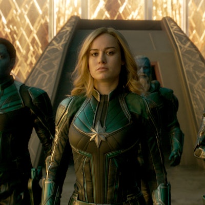 Brie Larson caminhando em direção à câmera no Capitão Marvel