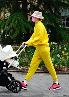 Gigi Hadid pushes a carriage in yellow. 