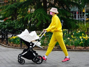 Gigi Hadid pushes a carriage in yellow. 