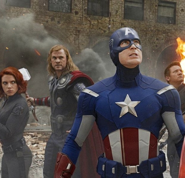 Główni bohaterowie Avengers stojących na zrujnowanej ulicy