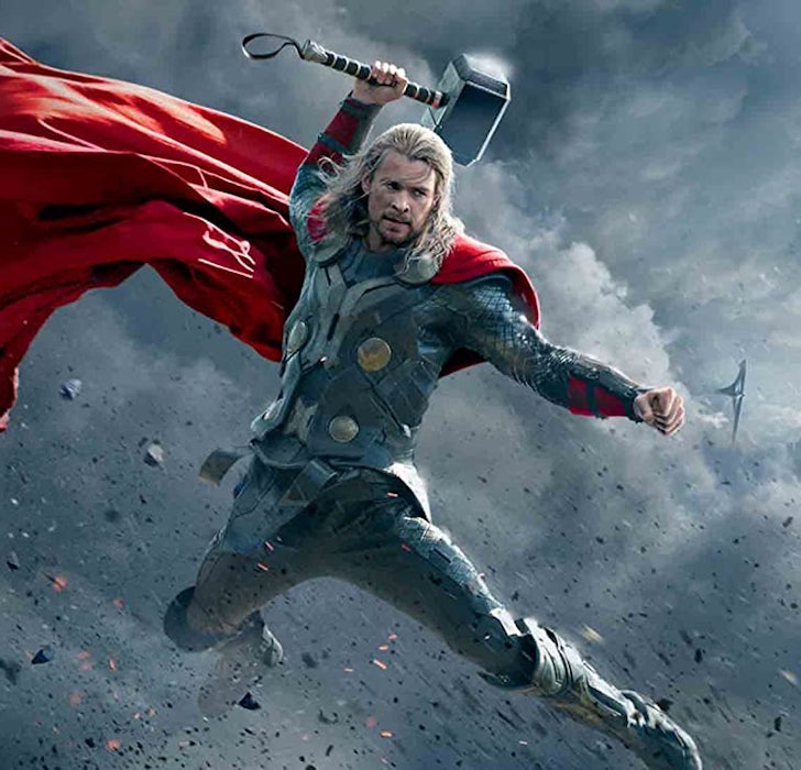 Thor skacze w powietrzu, kołysząc młot z Thora: Mroczny świat