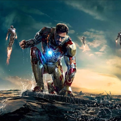 Iron Man kucał garniturami latającymi w tle w Iron Man 3