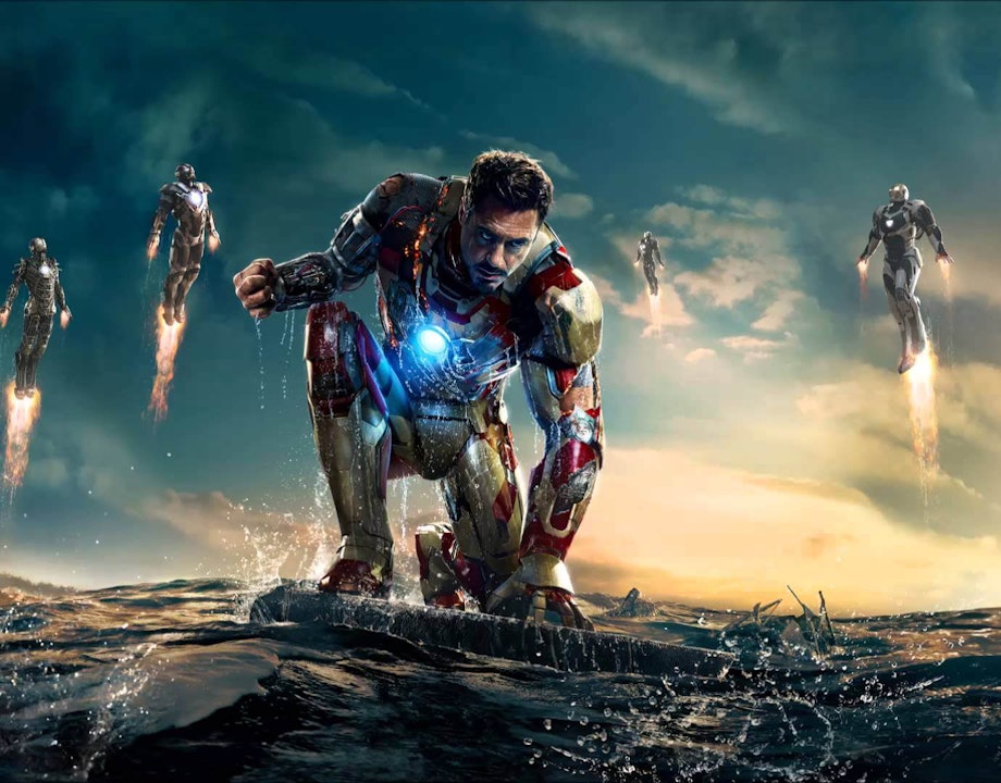 Iron Man kucał garniturami latającymi w tle w Iron Man 3