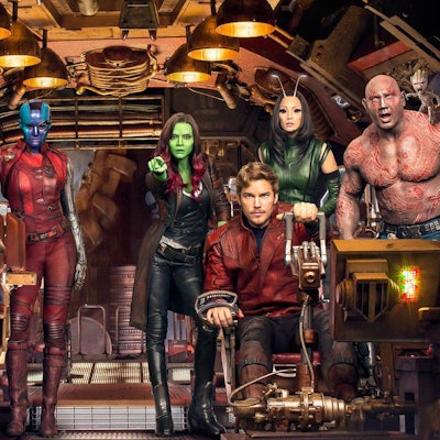 Personagens principais de Guardians of the Galaxy 2 de frente para a câmera enquanto pilotava uma nave espacial