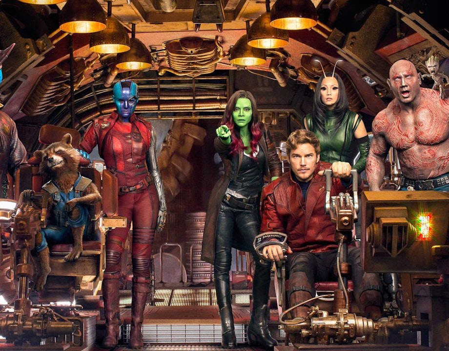 Główni bohaterowie Guardians of the Galaxy 2 skierowane do kamery podczas pilotowania statku kosmicznego