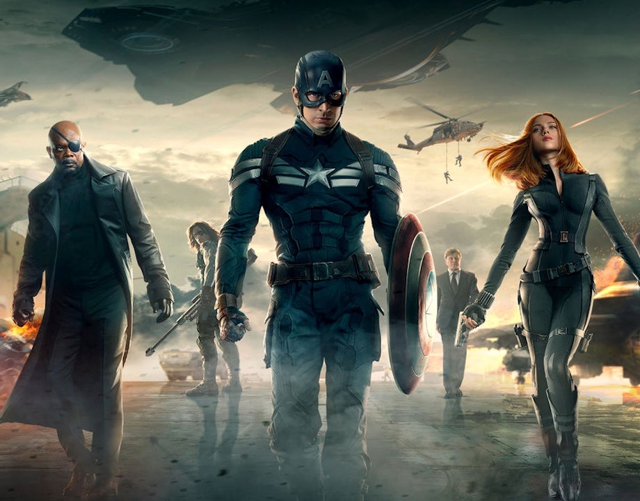 Postacie idące w kierunku kamery z wrakiem w tle w Captain America: Winter sprzedano