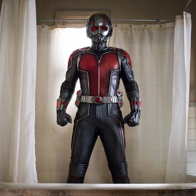 Ant-Man stojący w wannie