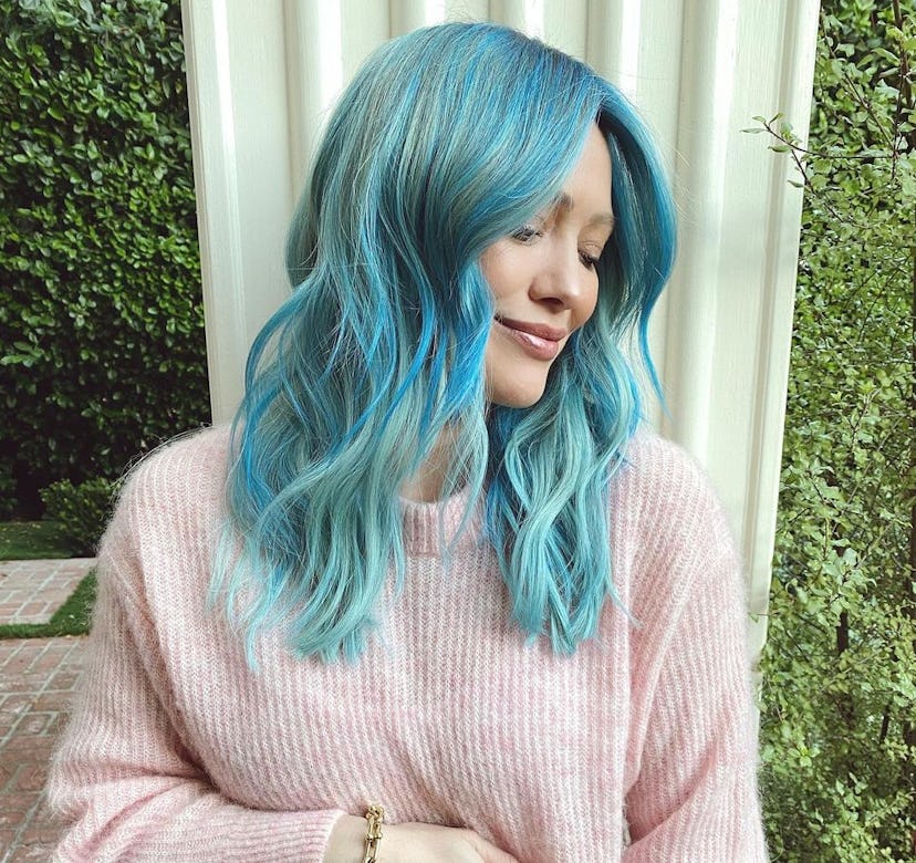 How Hilary Duff's hair stylist removed her hair color.