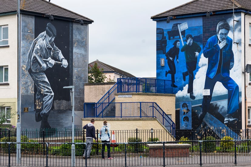 Murals on the wall of houses in Bogside, Londonderry, Northern Ireland. 