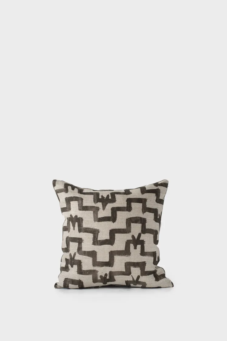 How To Mix & Match Throw Pillows, According To Designers