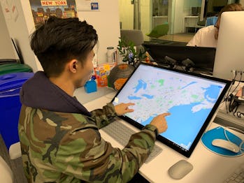 Raymond Wong reviewing Microsoft Surface Studio 2.