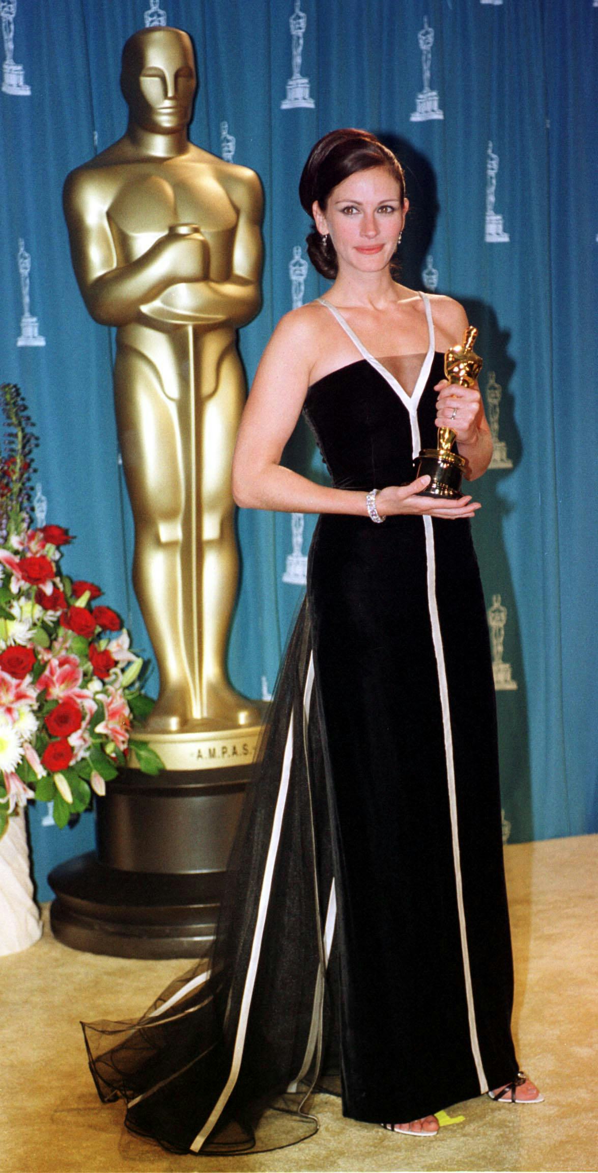 Julia roberts outlet 2001 oscar dress