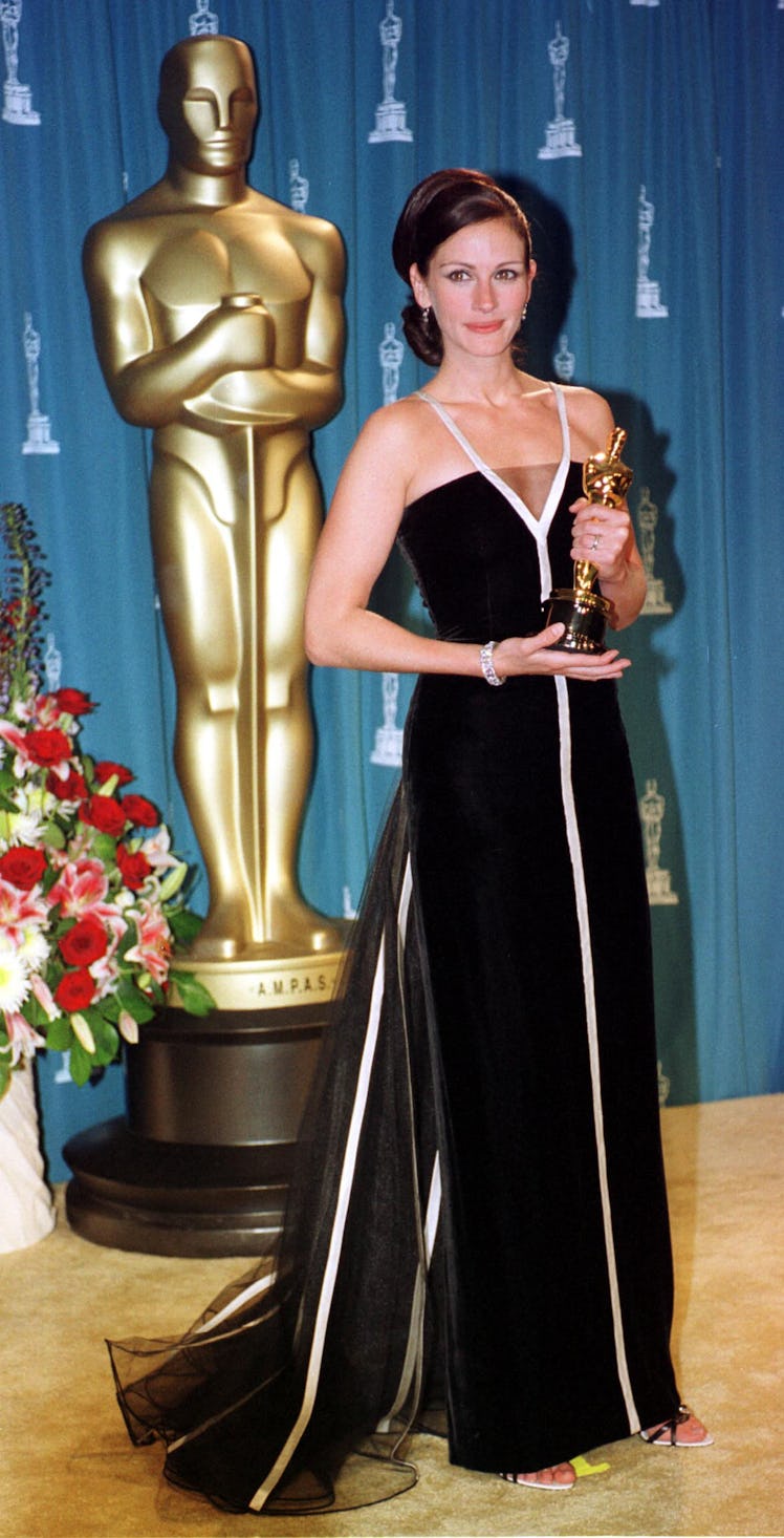 Julia Roberts in a black Valentino at the 2001 Oscars