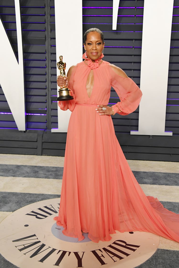 Regina King holding her Oscar