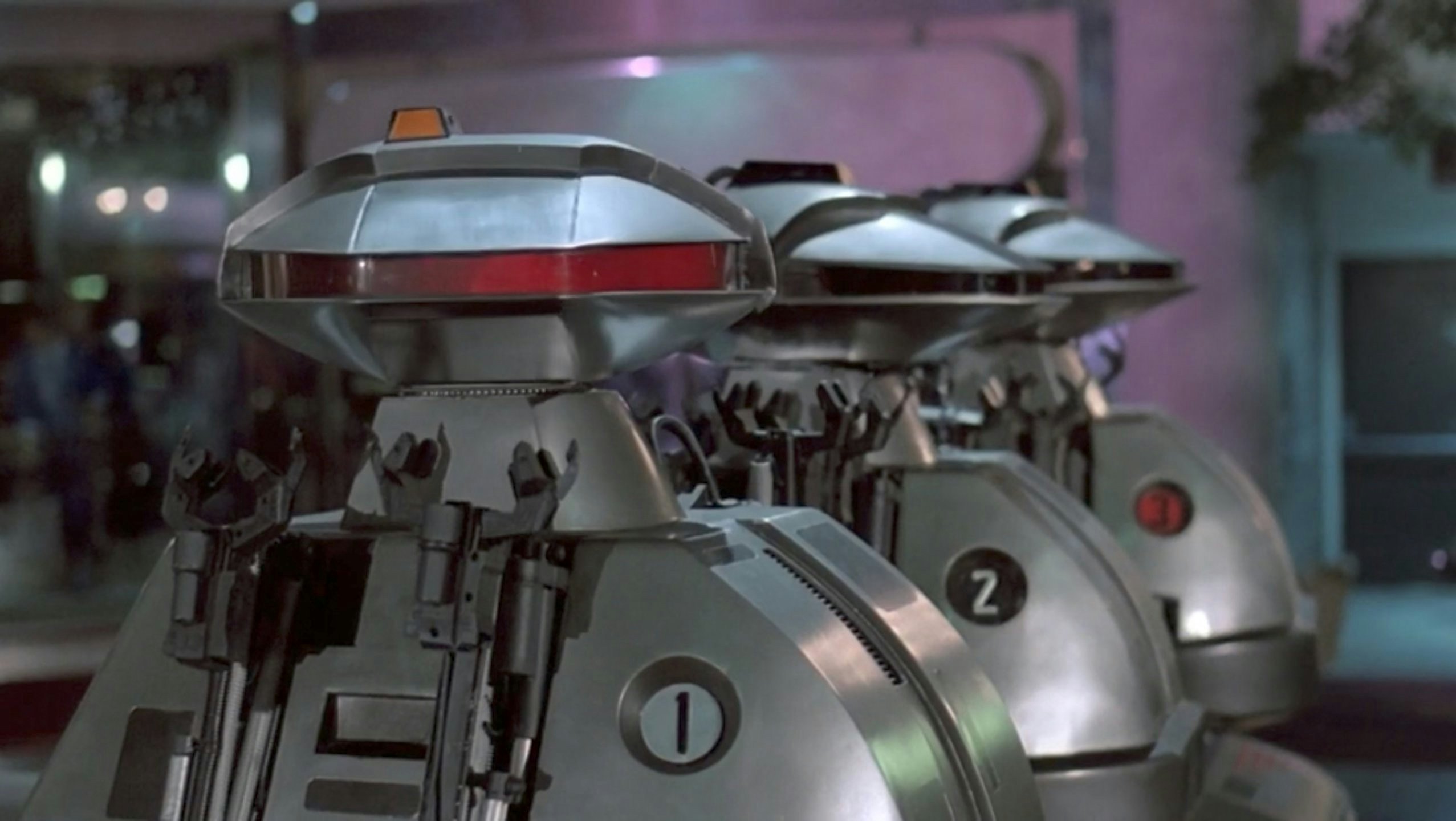 Ужастики робот. Chopping Mall 1986. Роботы-убийцы (1986). Роботы-убийцы 5,7 chopping Mall, 1986.
