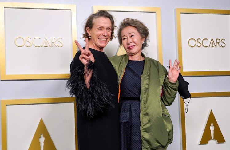 Frances McDormand and Yuh-Jung Youn giving peace signs