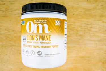 Om lions mane mushroom powder supplement