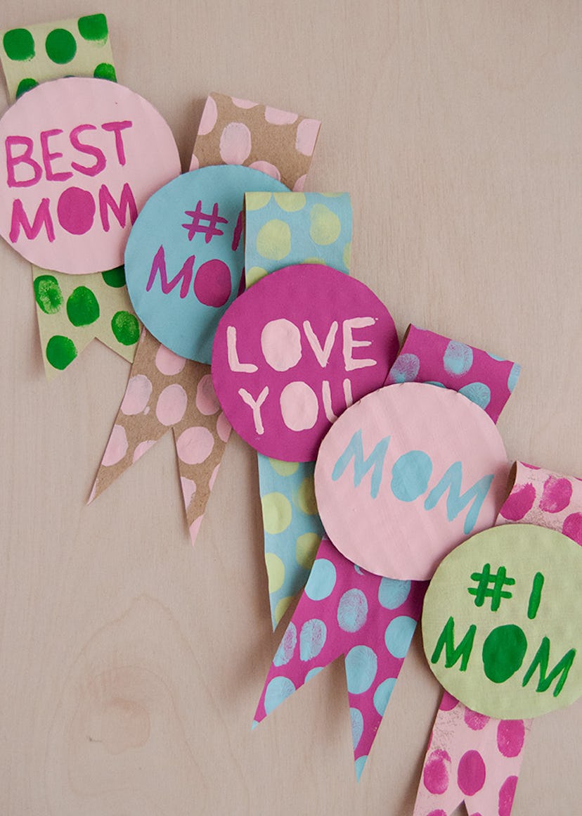 homemade "best mom" ribbons is a great DIY mother's day gift idea