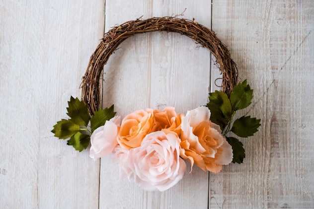 a simple springtime wreath is a great DIY mother's day gift idea 