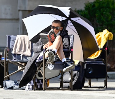 Jordan Alexander just chillin under an umbrella on the Gossip Girl reboot set 