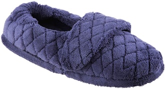These soft and comfortable slippers for flat feet have a memory foam insole and are adjustable for w...