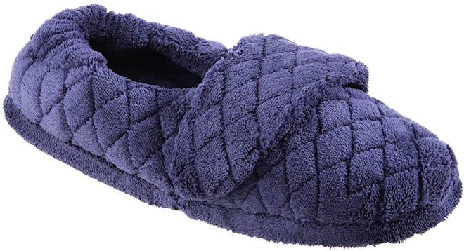 These soft and comfortable slippers for flat feet have a memory foam insole and are adjustable for w...