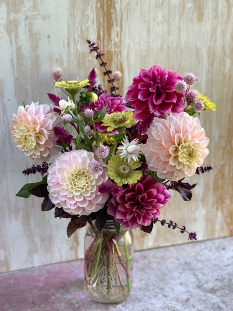 a beautiful arrangement of pink flowers in a glass vase.