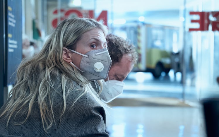 Liz wearing a mask in an emergency room