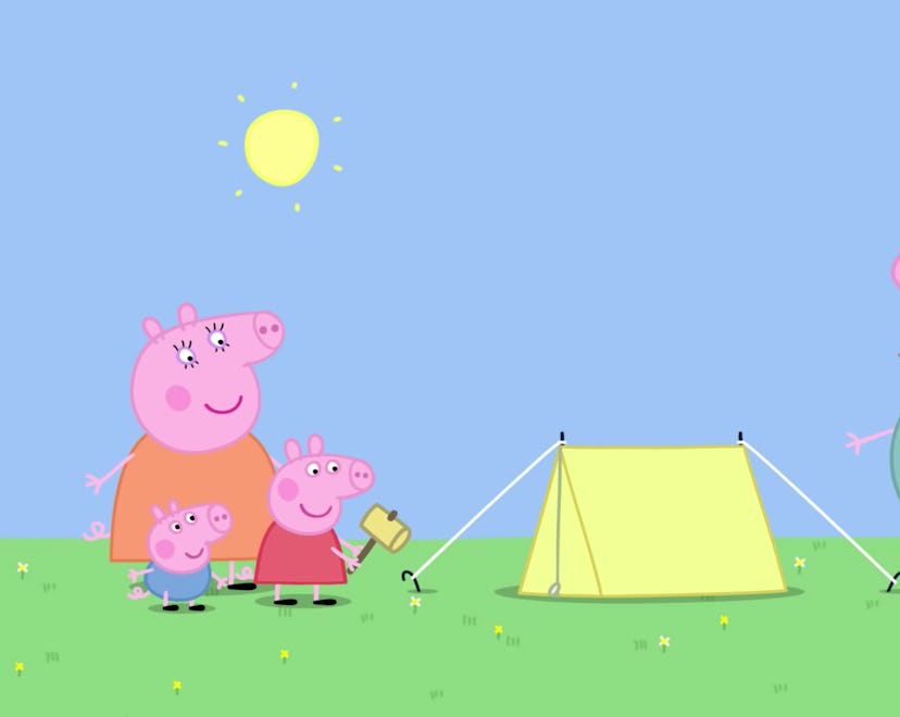 Peppa Pig sets up a tent with the help of her mother and younger brother.