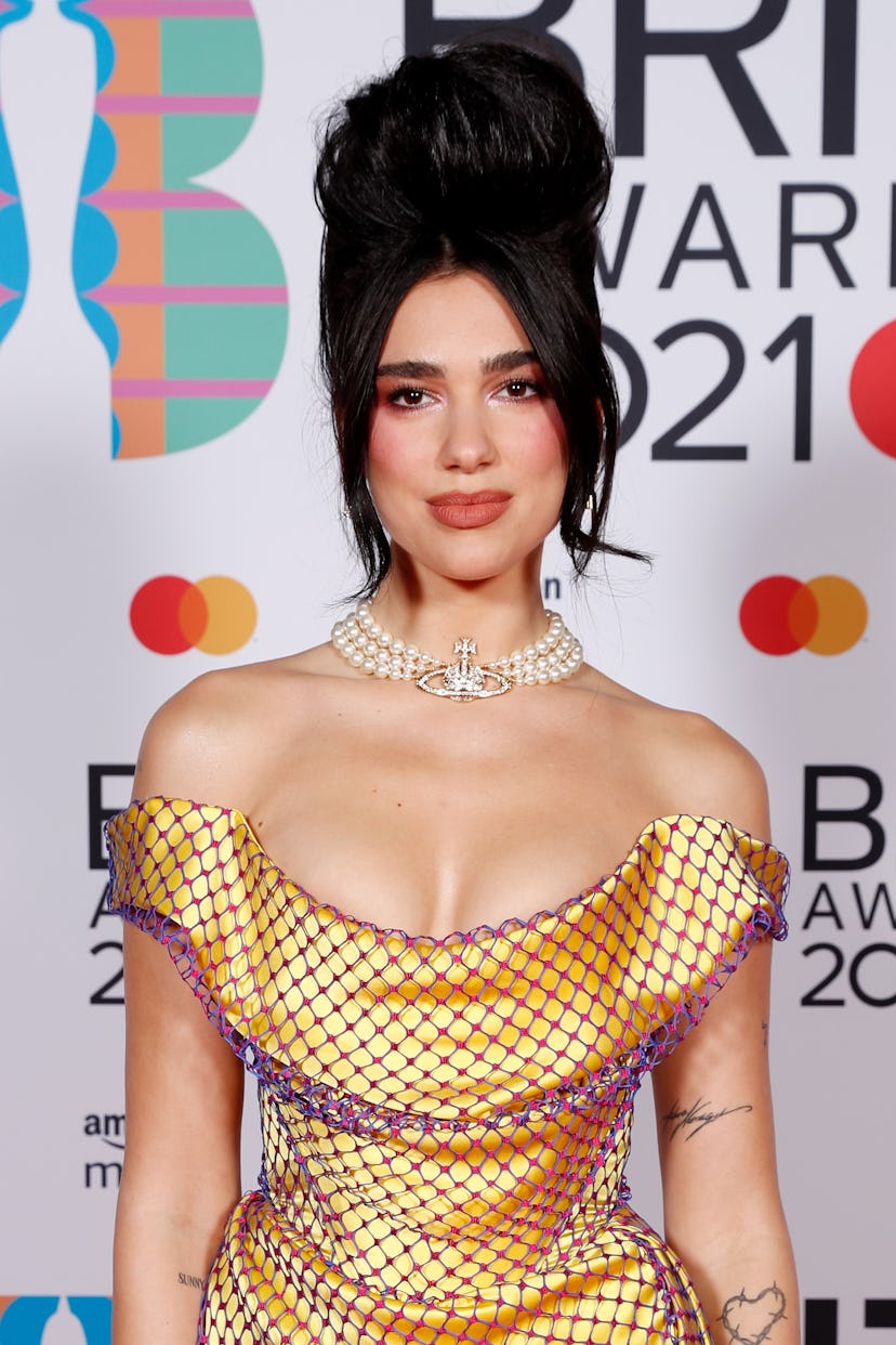 Dua Lipa in the Vivienne Westwood tiktok necklace.