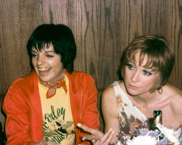 Liza sitting next to Shirley MacLaine