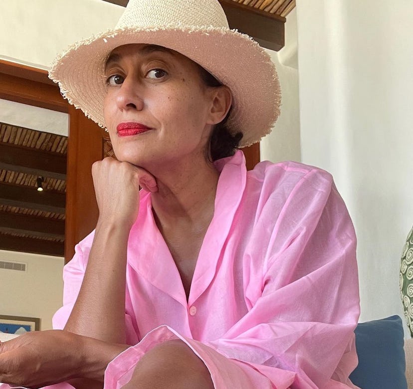 How Tracee Ellis Ross wears blue makeup.