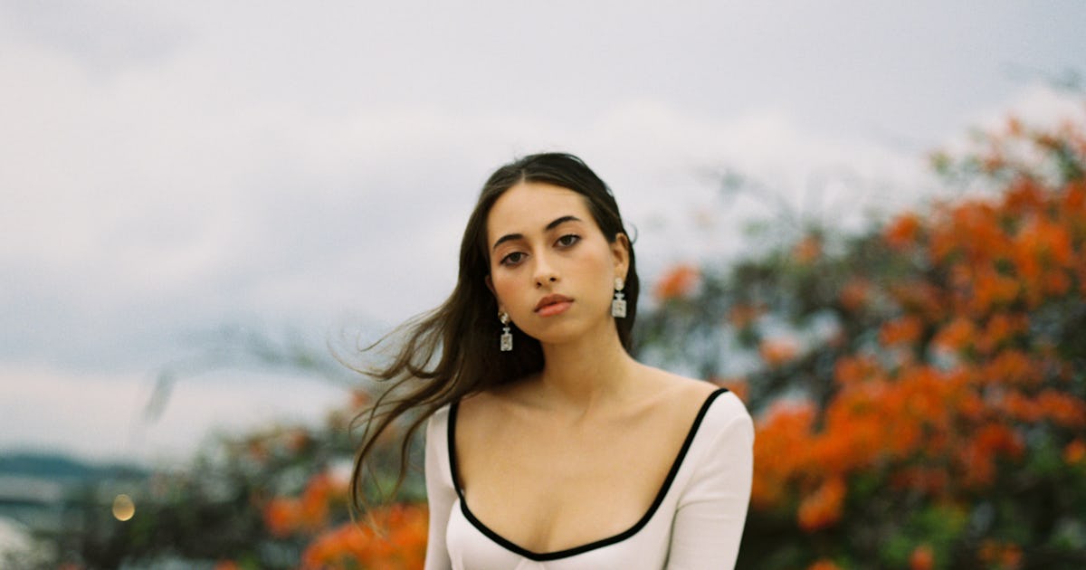 Sofia Valdés en su EP debut y ha aprendido a escribir canciones en español. Sofia Valdés en su EP debut y ha aprendido a escribir canciones en español.