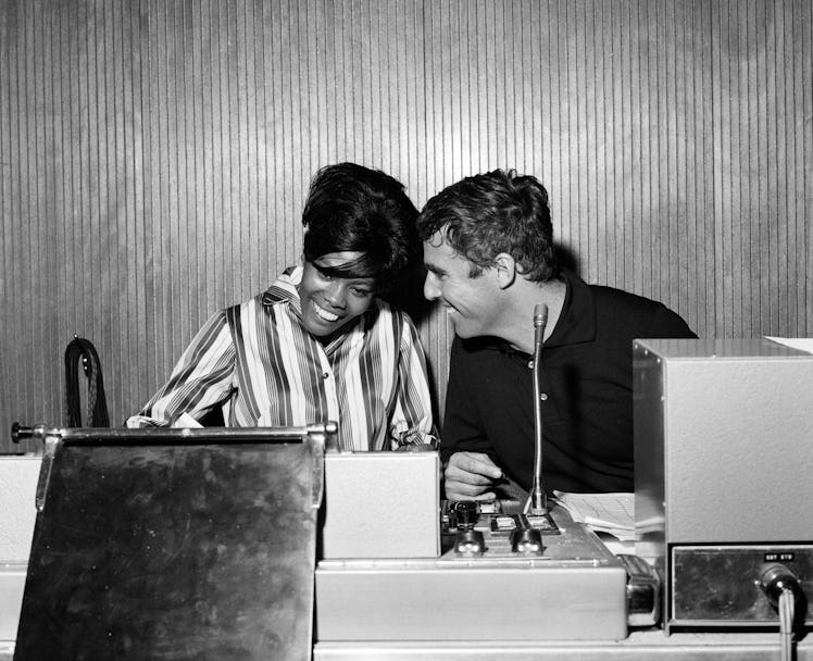 Dionne Warwick signing with Scepter Records