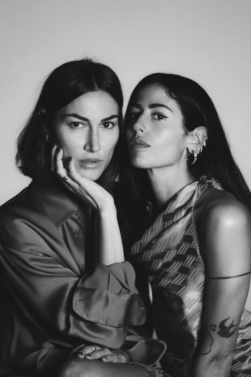 Giorgia Tordini leaning on her right-hand standing head-to-head with Gilda Ambrosio