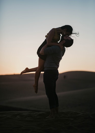 Claudia and Sebastien kissing in the desert