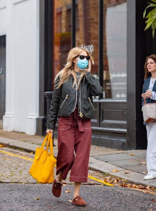 Sienna Miller wearing Birkenstocks. 