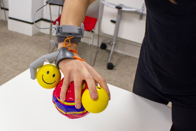 robot thumb gripping balls
