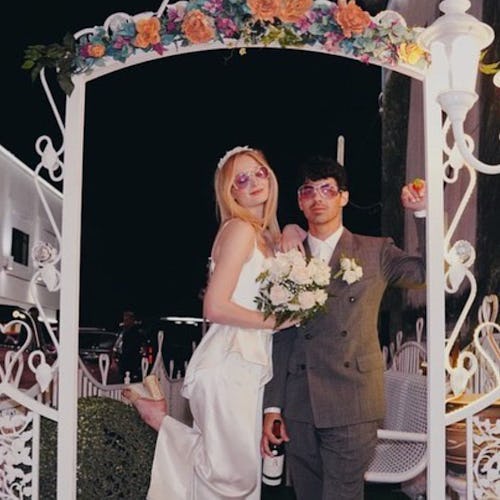 Sophie Turner marries Joe Jonas in Las Vegas.