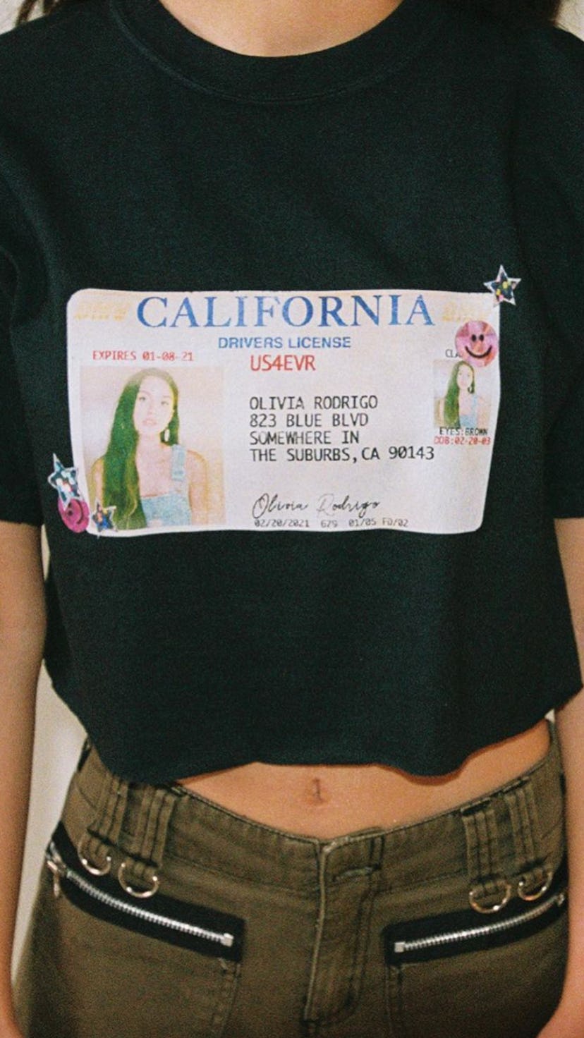 Olivia Rodrigo wearing a black t-shirt with her own "drivers license" on it is simply one of her bes...